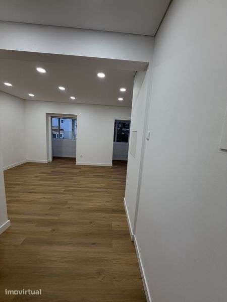 T2 totalmente remodelado em Águas Livres – 295.000 € - Grande imagem: 3/9