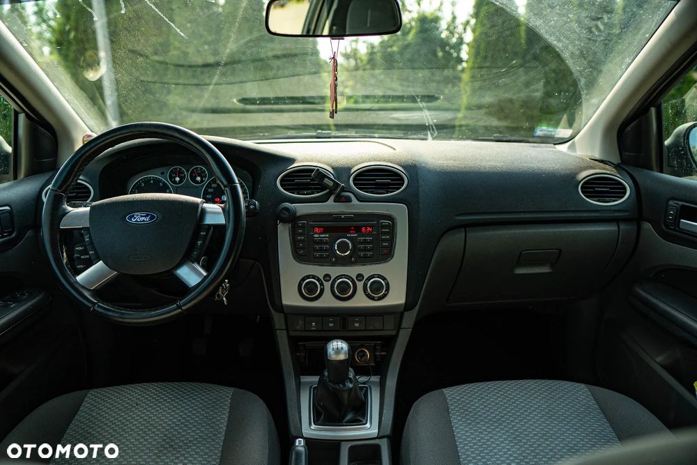 Ford Focus 1.4 Ambiente - 4