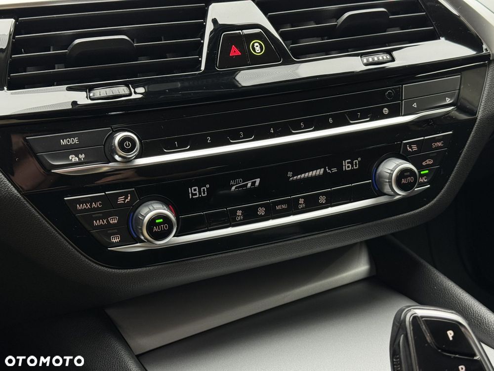 BMW Seria 5 520i mHEV - 28