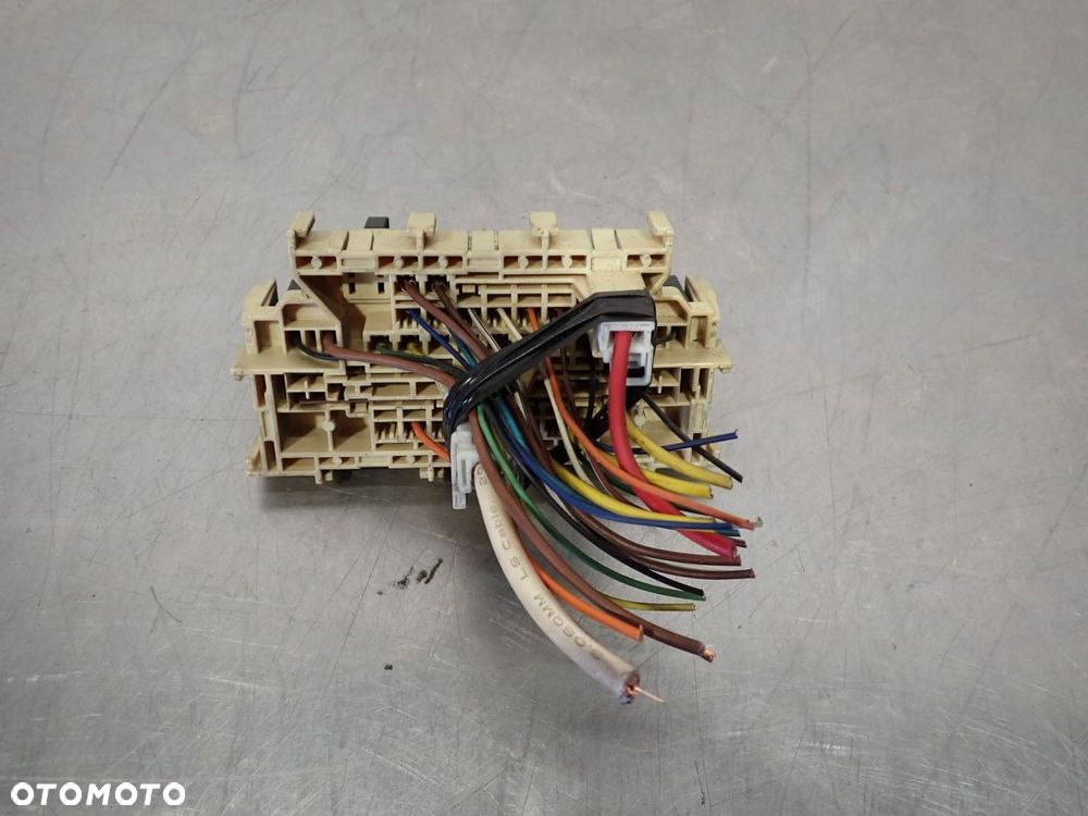 SKRZYNKA BEZPIECZNIKÓW NISSAN NV200 - 3