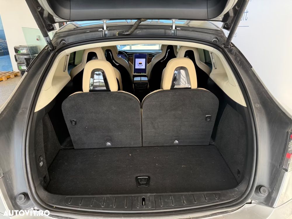 Tesla Model X - 4