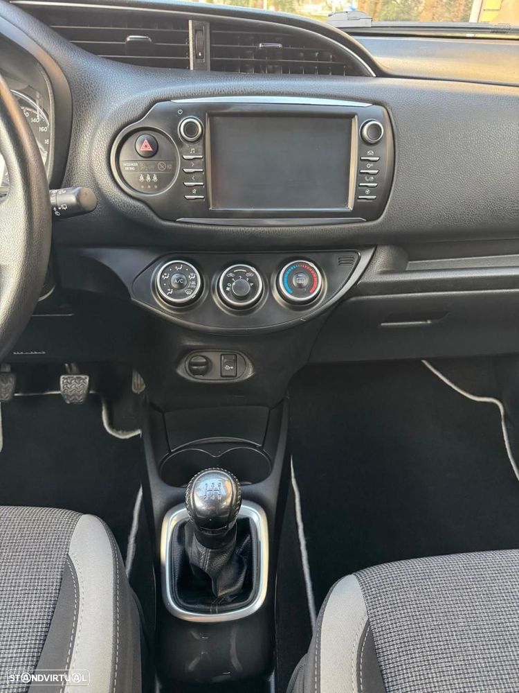 Toyota Yaris 1.0 VVT-i 20 Anos - 11