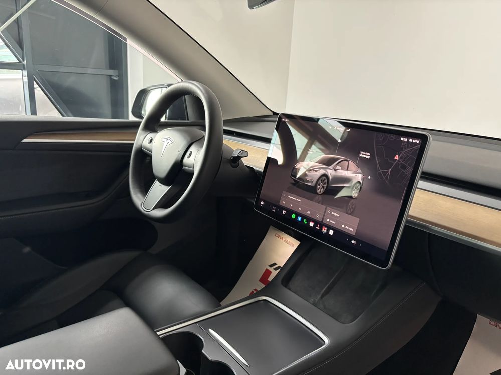 Tesla Model Y - 8