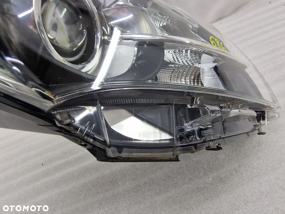 TOYOTA YARIS III 3 LIFT 14- PRAWA LAMPA PRZEDNIA PRZÓD SOCZEWKA , NR AUKCJI LA686 - 12