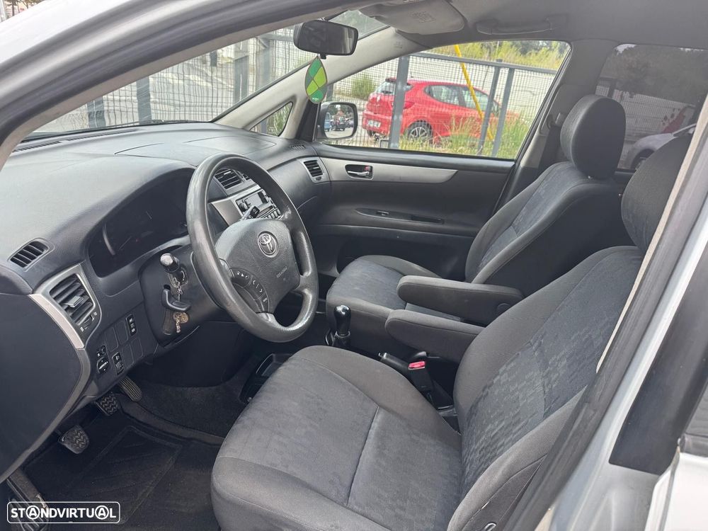Toyota Avensis Verso 2.0 D-4D - 8