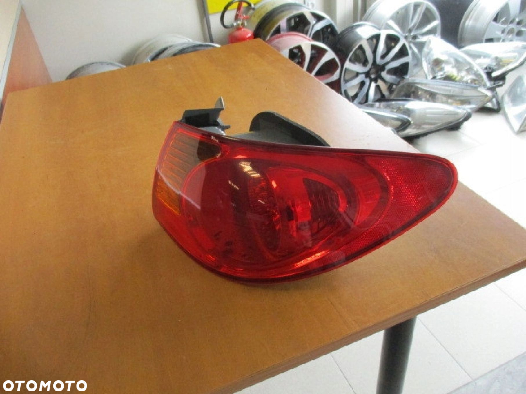 LAMPA TYLNA PRAWA HYUNDAI ELANTRA IV 06-10 - 2