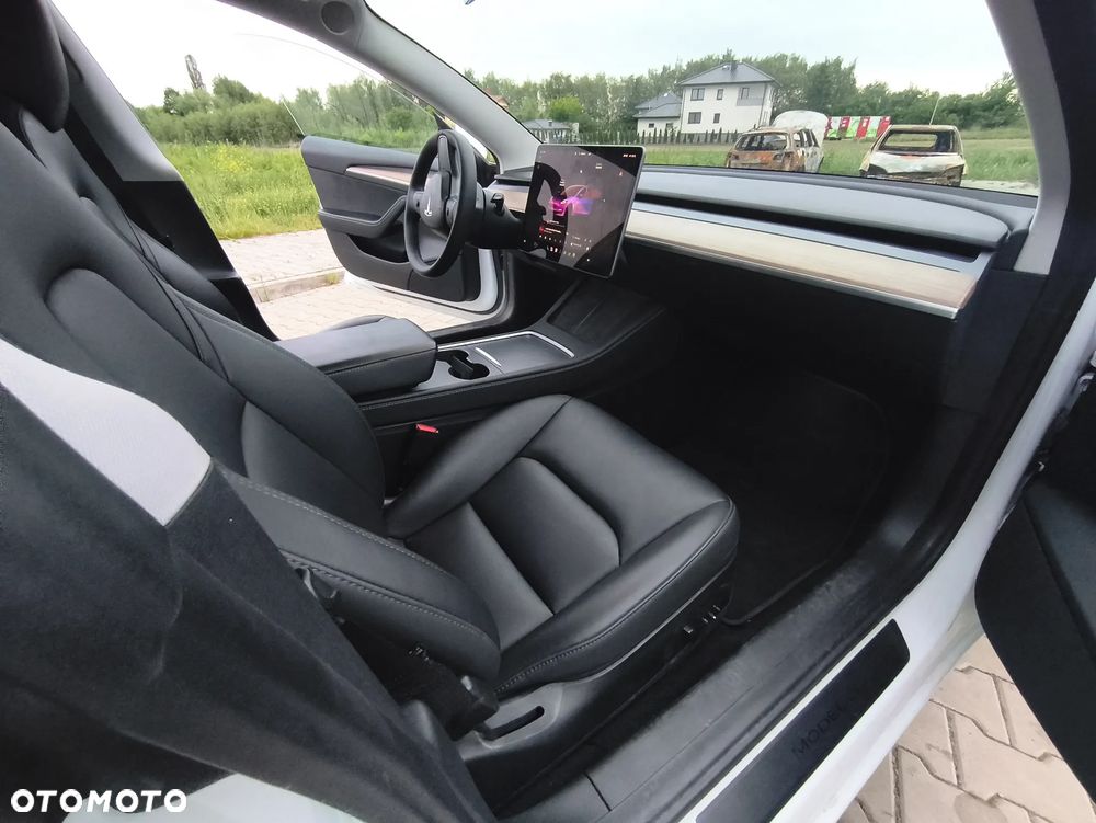 Tesla Model 3 - 24