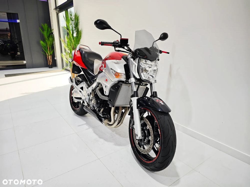Suzuki GSR - 8
