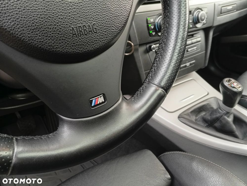 BMW Seria 3 320d DPF Edition Sport - 24