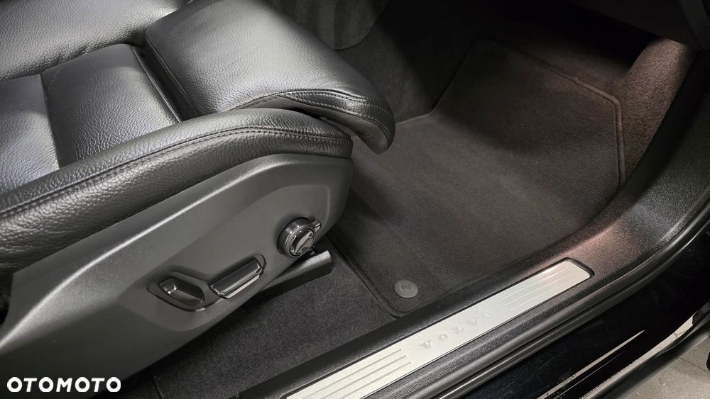 Volvo XC 60 B4 D Plus Dark - 18