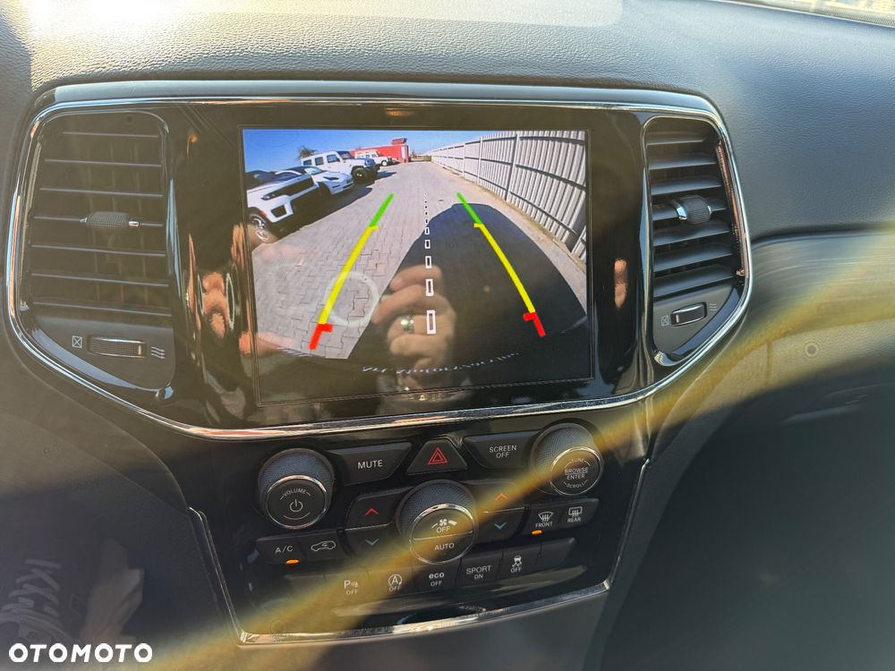 Jeep Grand Cherokee - 12