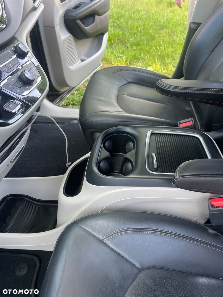 Chrysler Pacifica - 11