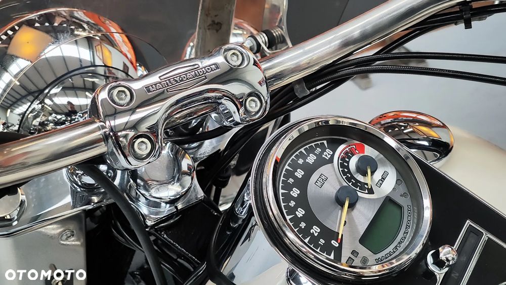 Harley-Davidson Softail Deluxe - 13