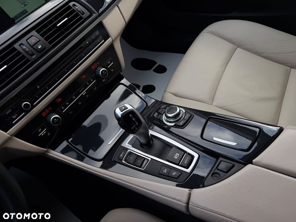 BMW Seria 5 528i xDrive Sport-Aut Luxury Line - 29