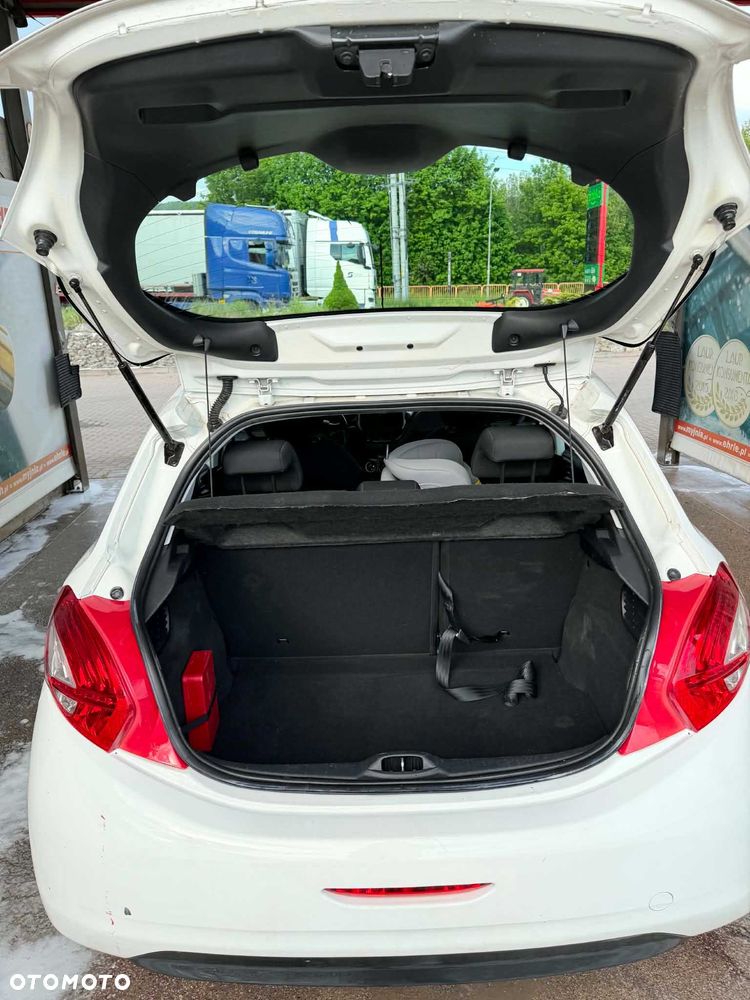 Peugeot 208 - 4