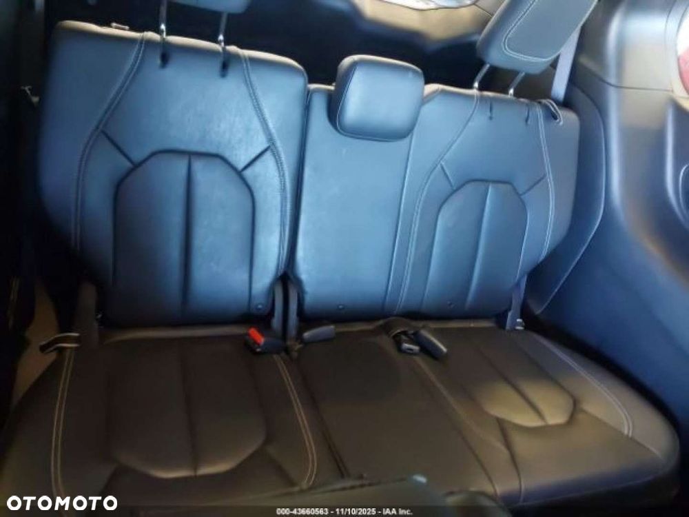 Chrysler Pacifica - 12