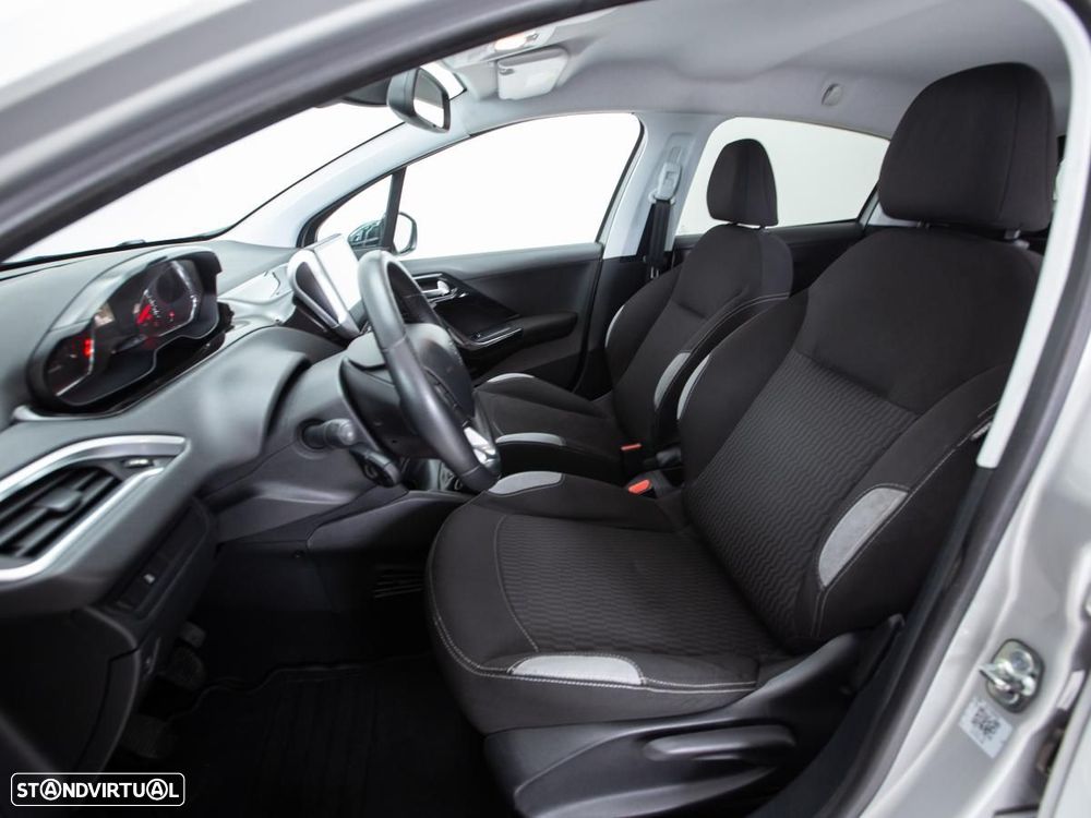 Peugeot 208 - 8