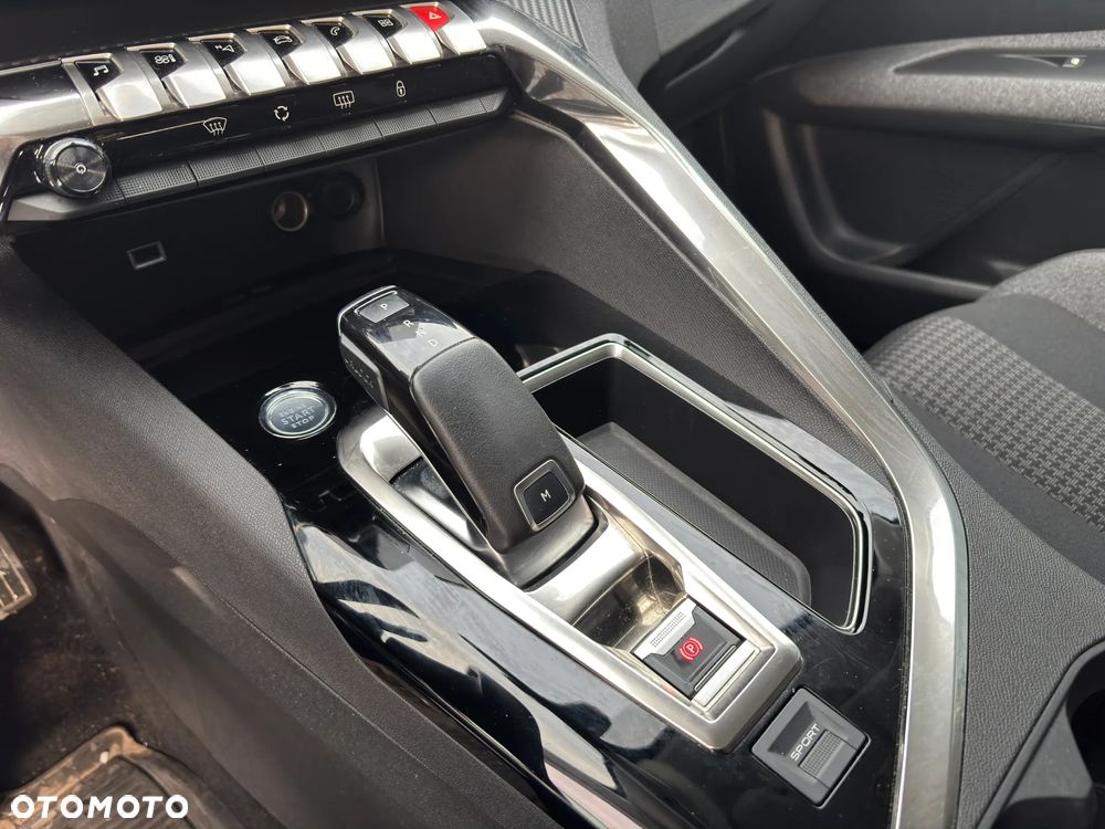 Peugeot 3008 1.2 PureTech GPF Active S&S EAT8 - 11