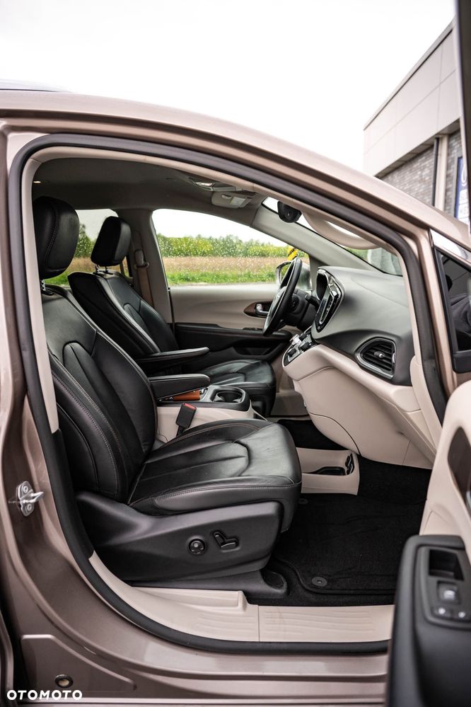Chrysler Pacifica - 30
