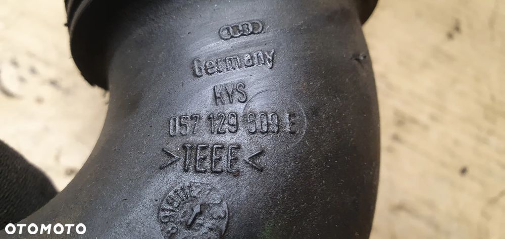 Rura przewód dolot powietrza Audi A8 D3 4.2 TDI 057129609E - 7