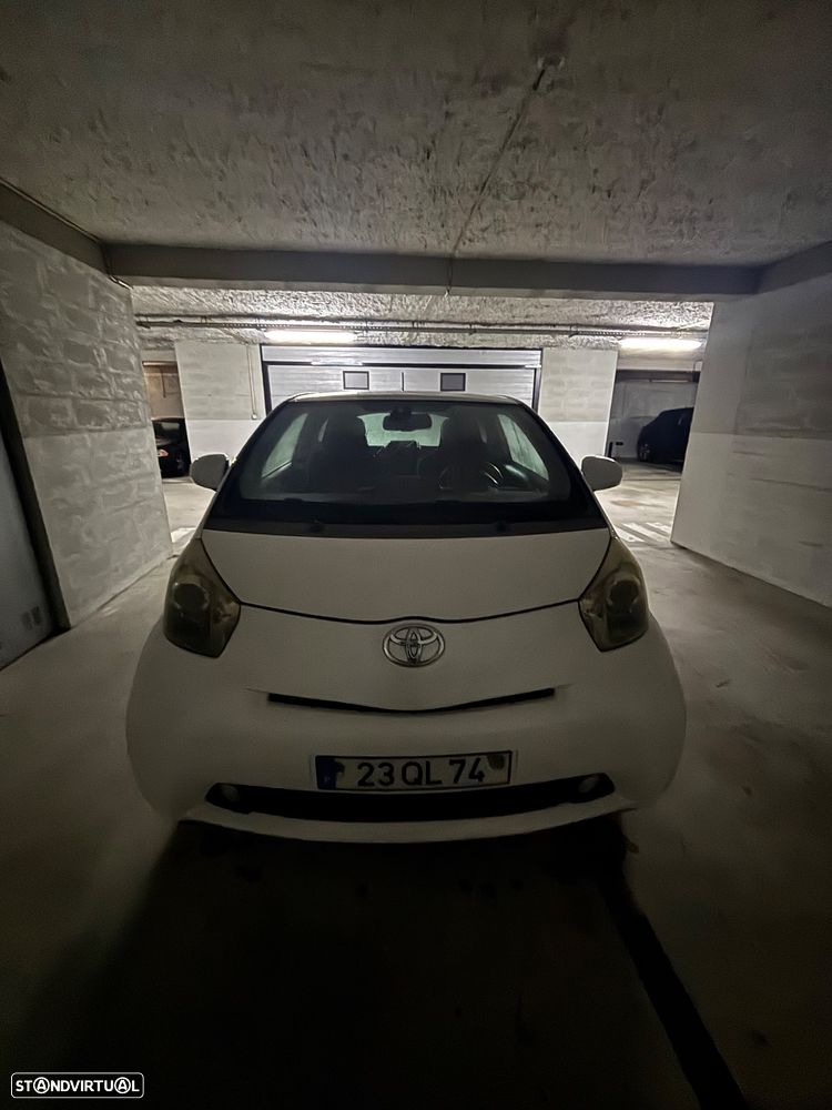 Toyota iQ - 6