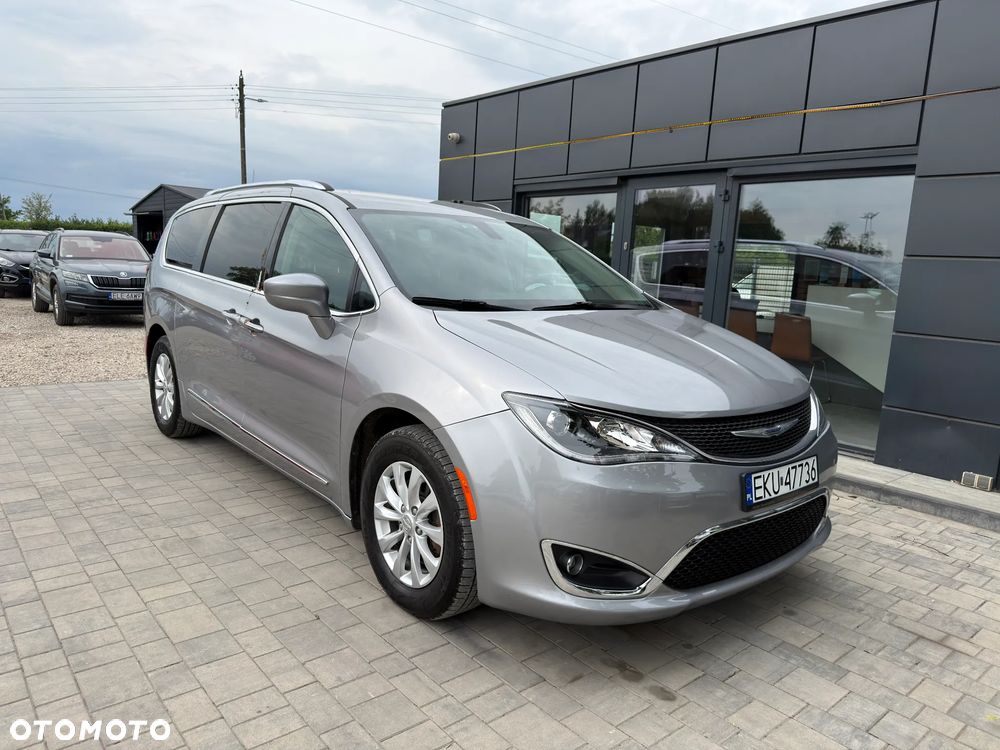 Chrysler Pacifica - 1