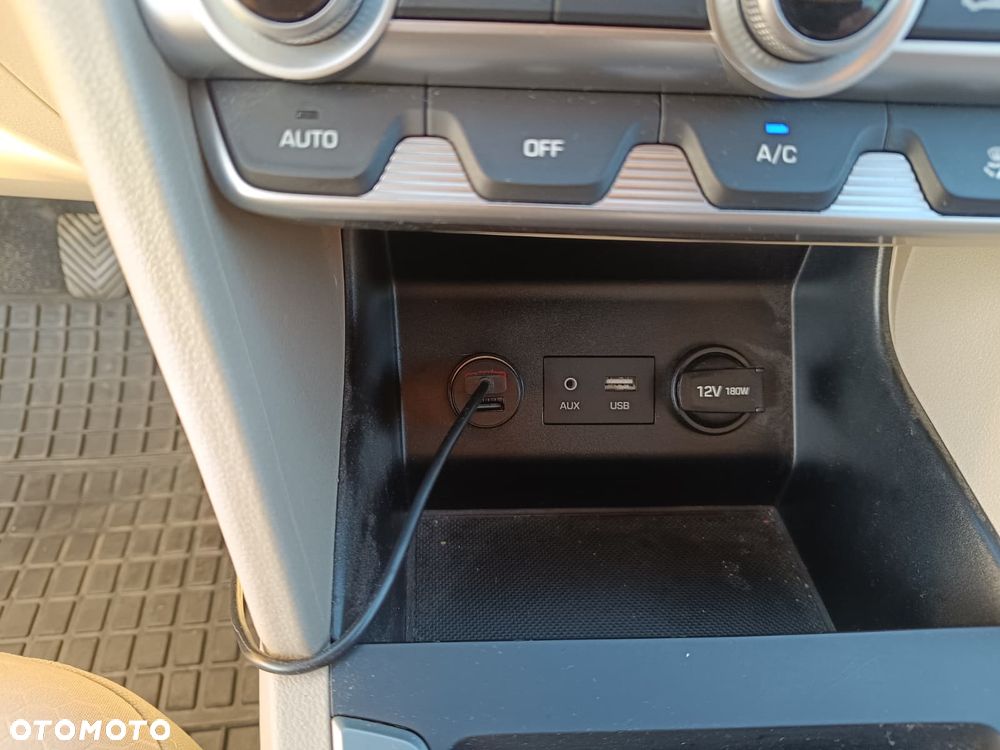 Hyundai Elantra 1.6 Comfort - 16