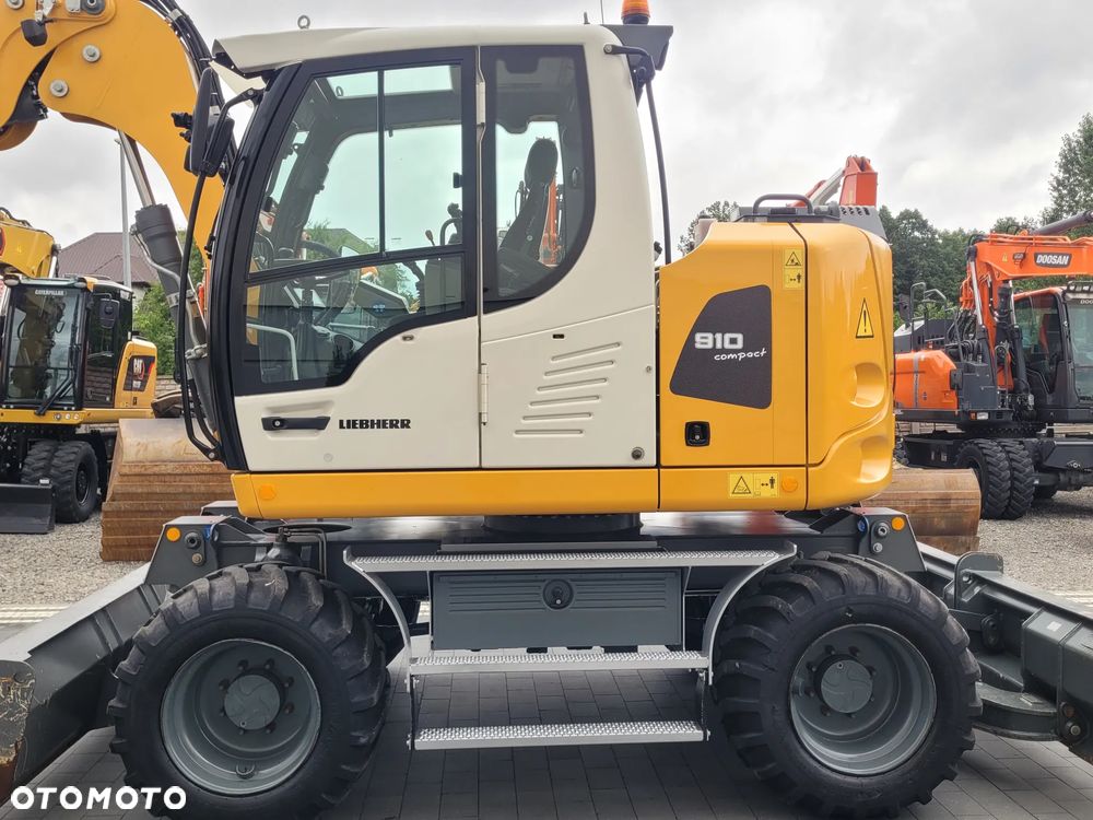 Liebherr A910 compact / 3 łyżki + widły / 2018rok / 2 x pług / - 13