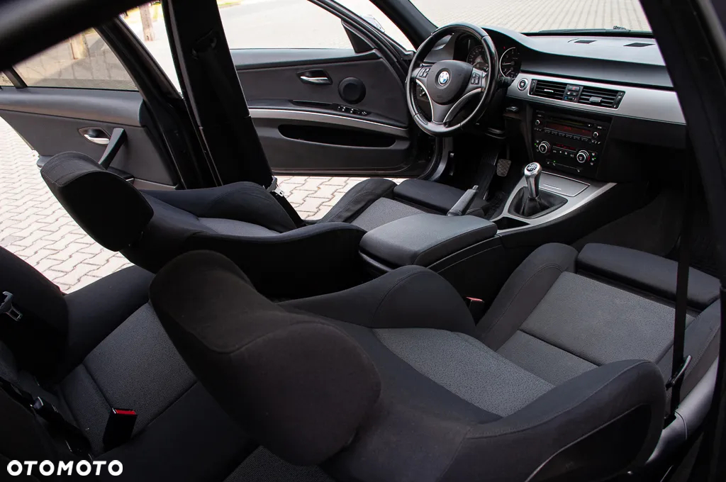 BMW Seria 3 320i - 32