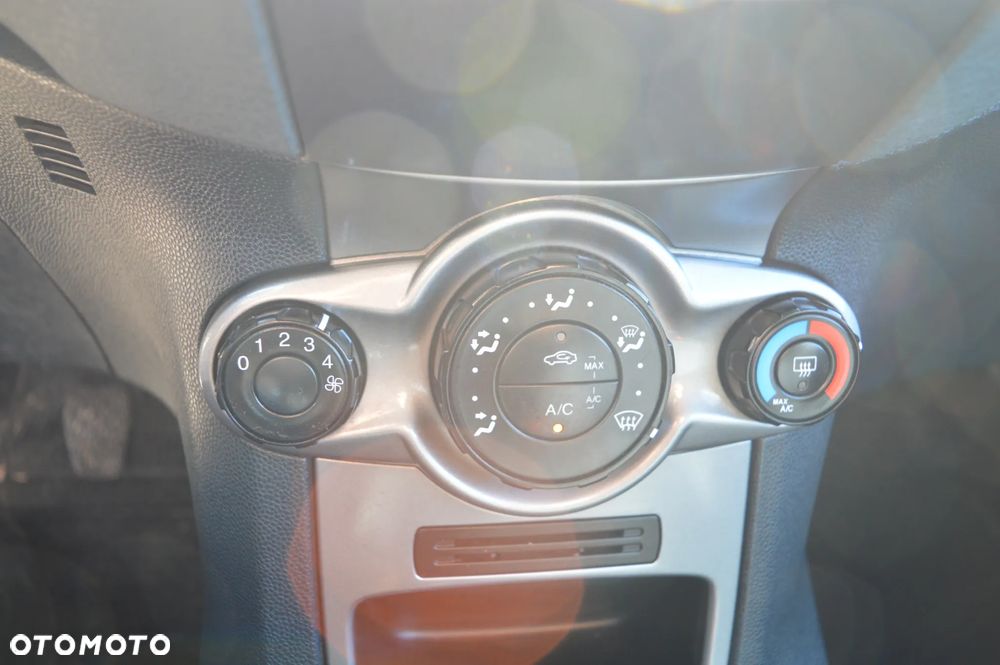 Ford Fiesta 1.6 TDCi DPF Ghia - 18