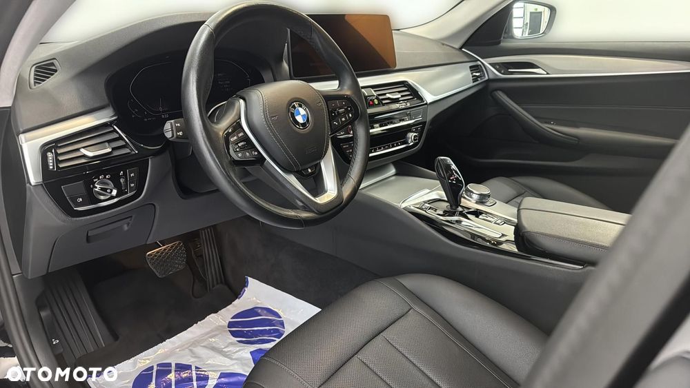 BMW Seria 5 530i xDrive mHEV - 10