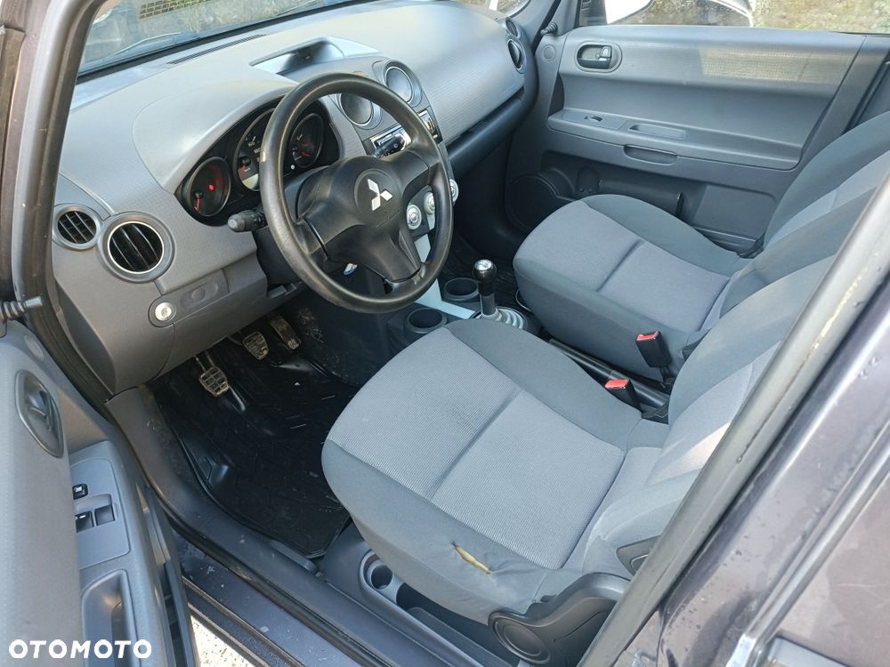 Mitsubishi Colt - 8