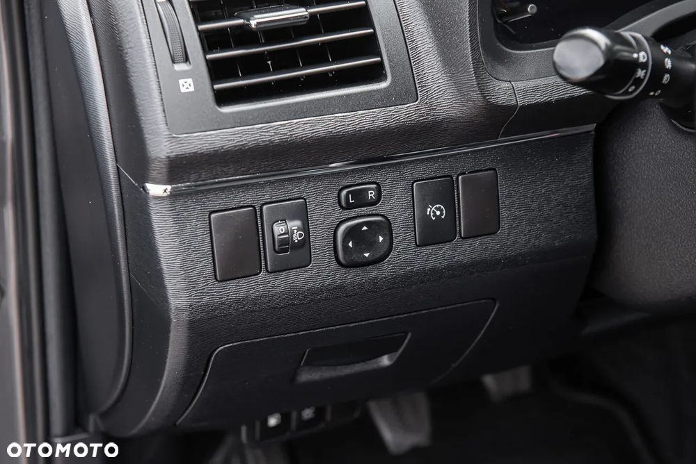 Toyota Avensis 2.0 D-4D Sol+NAVI - 17