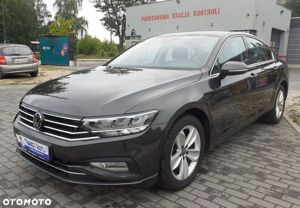 Volkswagen Passat - 1