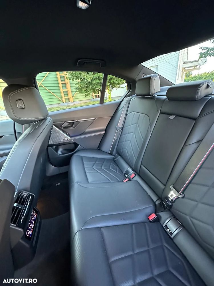 BMW Seria 5 520i AT MHEV - 38