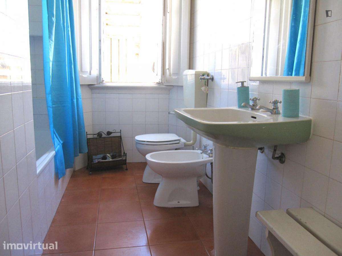 Quarto - localizado em Anjos Lisbon - Grande imagem: 2/23
