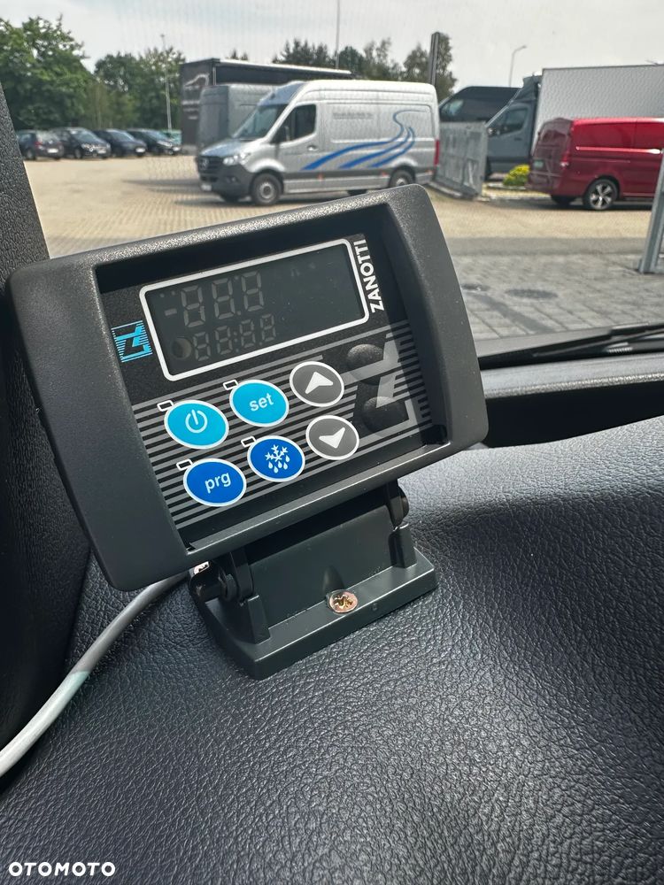 Mercedes-Benz Sprinter - 12
