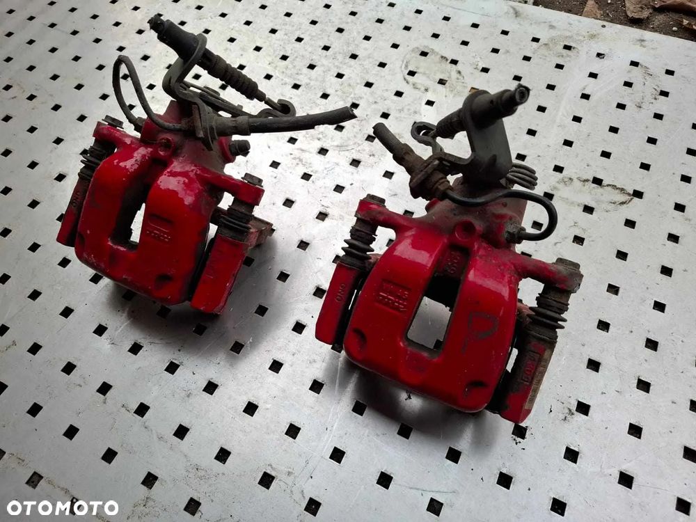 ZACISK HAMULCOWY PRAWY LEWY  TYLNY TYŁ SKODA OCTAVIA II 2,0 TDI VRS - 2