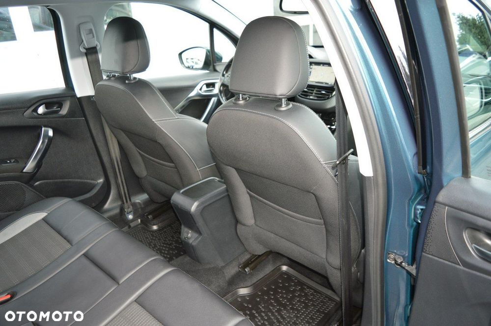 Peugeot 2008 1.2 Pure Tech Style EU6 - 31