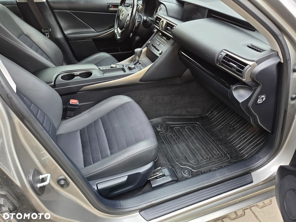 Lexus IS 300h Business Edition - 25