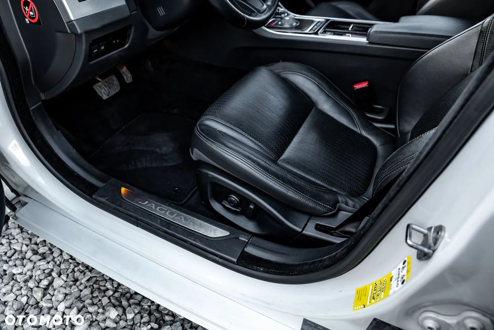 Jaguar XF 20d Prestige - 23