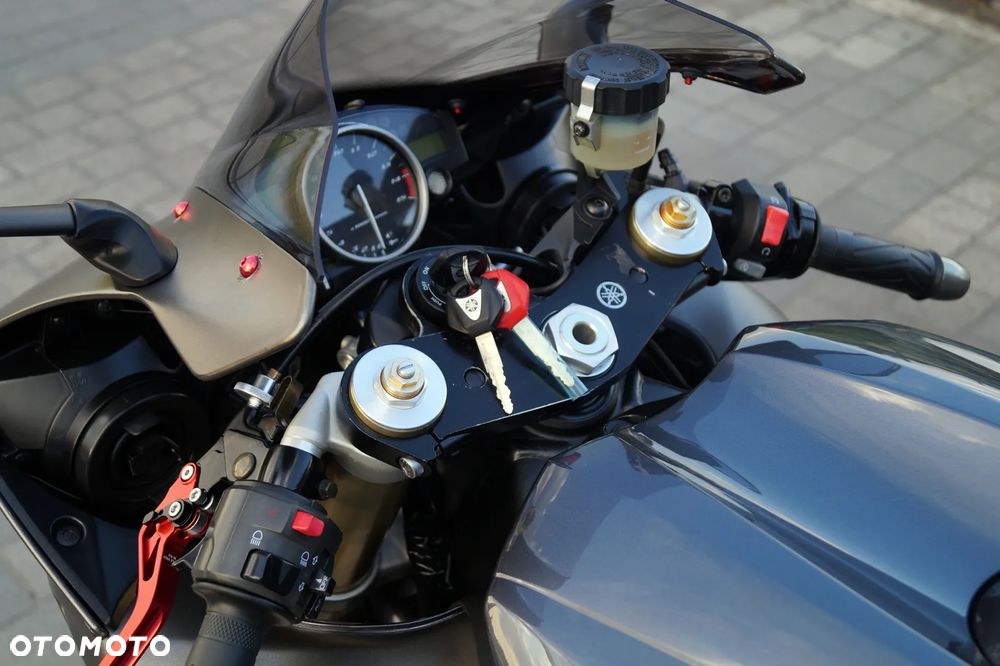 Yamaha R1 - 12