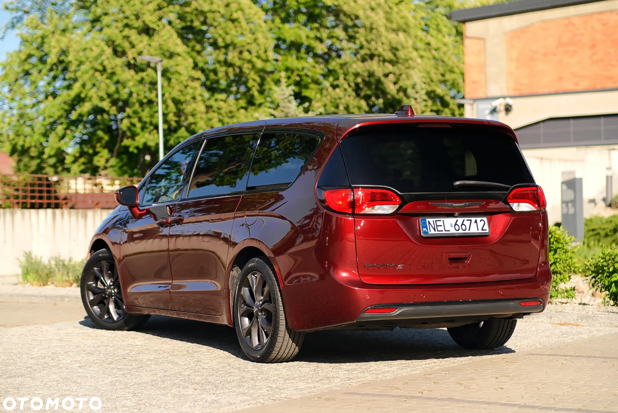 Chrysler Pacifica - 12