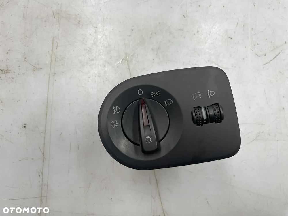 Przełącznik świateł Seat Ibiza IV 6J1941531J