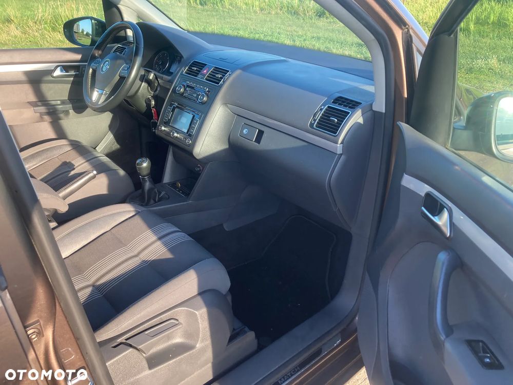 Volkswagen Touran - 12