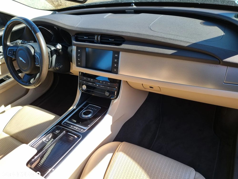 Jaguar XF 3.0 TDV6 Prestige - 29