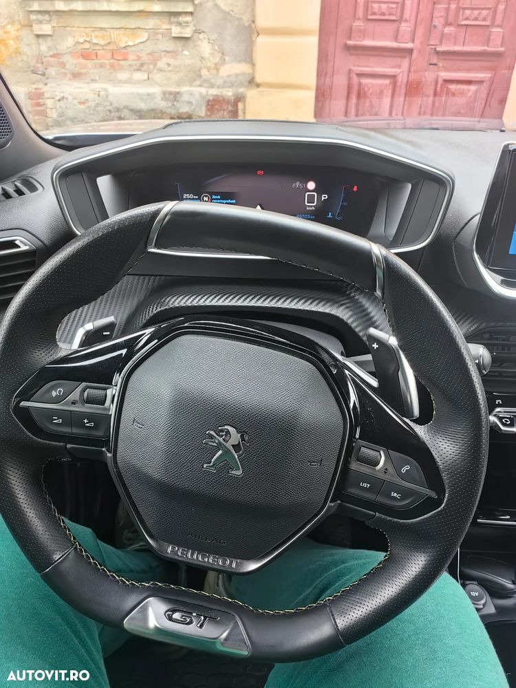 Peugeot 2008 PureTech 130 EAT8 GT - 4