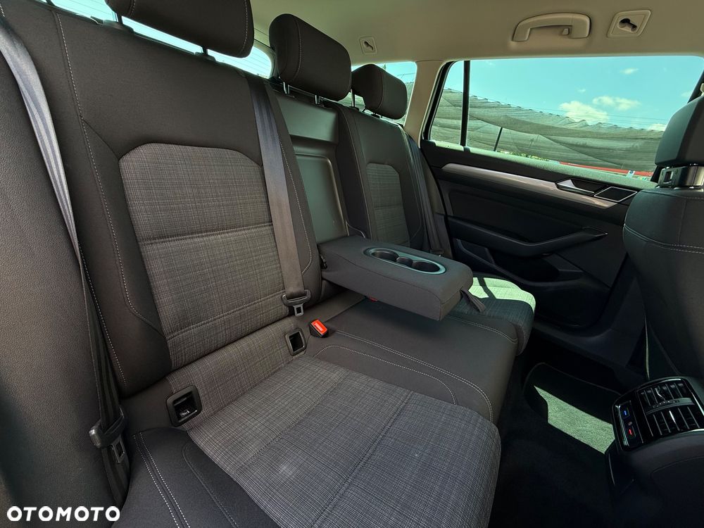 Volkswagen Passat 2.0 TDI SCR DSG Business - 32