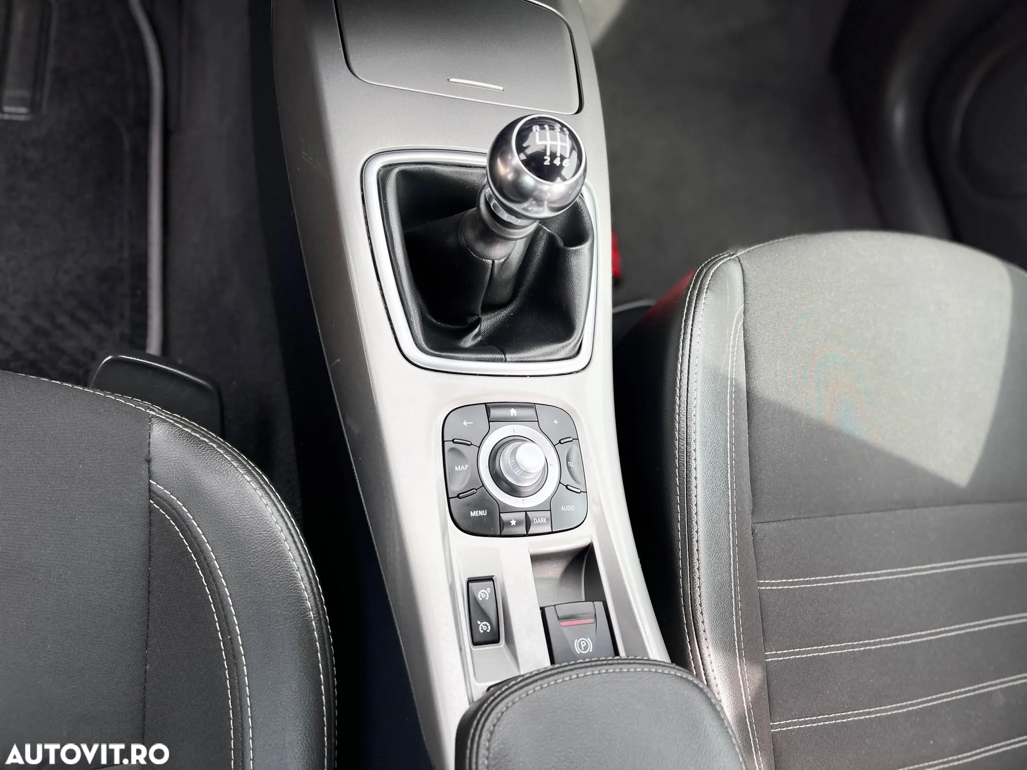 Renault Laguna dCi 110 FAP Limited - 12
