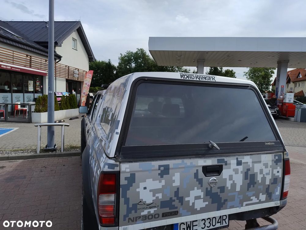 Nissan Pickup - 8